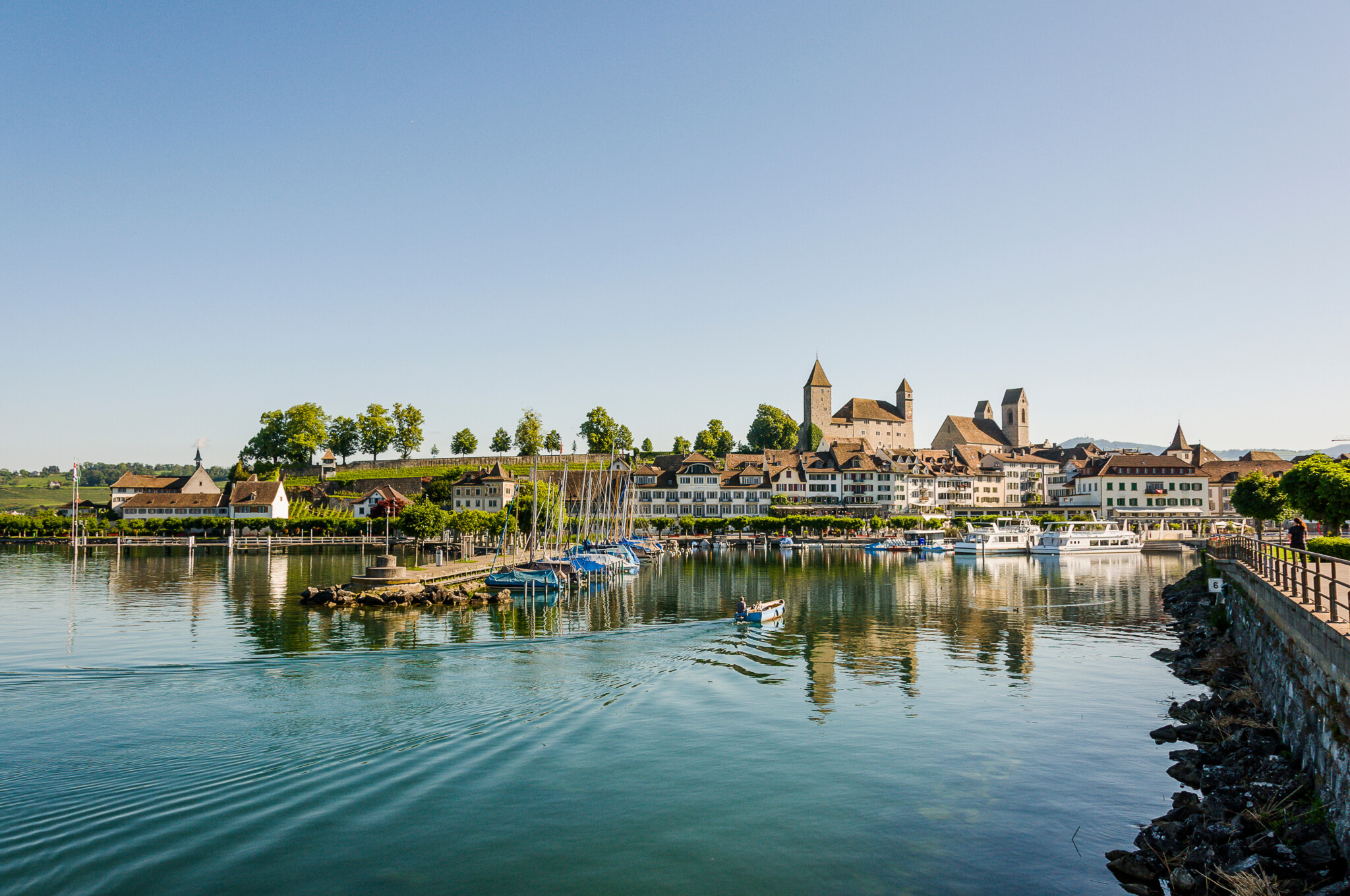 Neubauprojekt Schachenweid, Neubauprojekt, Neubauprojekt Oetwil am See, Neubauprojekt Zürich, Wohnung kaufen, Eigentumswohnung, Familienwohnung, Gartenwohnung, Attikawohnung, Erstbezug, Wohnsiedlung, Wohnüberbauung, Wohnungen, Parkplatz kaufen, Gewerbeflächen, Gewerbefläche kaufen, Begegnungszone, Grünanlage, Park, Parkanlage, Grünflächen, Bäume, Treffpunkt im Grünen, Natur, Naturnah, Ruhig, Spielplatz, Spiellandschaft, Spiel- und Liegewiese, Spielwiese, Liegewiese, Oetwil am See, Zürichsee, Zürcher Oberland, im Grünen, naturnah, idyllisch, Weitsicht, freie Sicht, Ausblick, Umgebung, Natur, Wald, Fussball, Schwimmbad, Sport, Naherholung, Sträucher, Blumenwiesen, begrünte Dächer, Mettlenbach, Minergie-Standard, Was ist Minergie-Standard?, Minergie, Energieverbrauch, Nachhaltigkeit, Bauherrin, Anlagestiftung, Seraina Invest, Seraina Investment Foundation