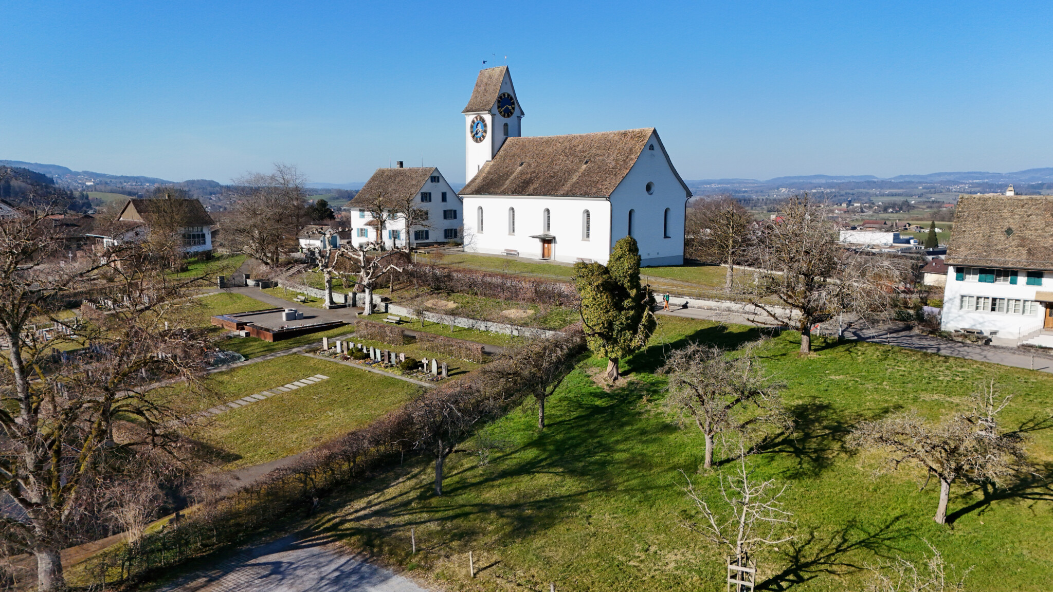 Neubauprojekt Schachenweid, Neubauprojekt, Neubauprojekt Oetwil am See, Neubauprojekt Zürich, Wohnung kaufen, Eigentumswohnung, Familienwohnung, Gartenwohnung, Attikawohnung, Erstbezug, Wohnsiedlung, Wohnüberbauung, Wohnungen, Parkplatz kaufen, Gewerbeflächen, Gewerbefläche kaufen, Begegnungszone, Grünanlage, Park, Parkanlage, Grünflächen, Bäume, Treffpunkt im Grünen, Natur, Naturnah, Ruhig, Spielplatz, Spiellandschaft, Spiel- und Liegewiese, Spielwiese, Liegewiese, Oetwil am See, Zürichsee, Zürcher Oberland, im Grünen, naturnah, idyllisch, Weitsicht, freie Sicht, Ausblick, Umgebung, Natur, Wald, Fussball, Schwimmbad, Sport, Naherholung, Sträucher, Blumenwiesen, begrünte Dächer, Mettlenbach, Minergie-Standard, Was ist Minergie-Standard?, Minergie, Energieverbrauch, Nachhaltigkeit, Bauherrin, Anlagestiftung, Seraina Invest, Seraina Investment Foundation